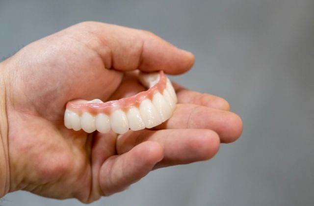 理由③審美歯科専門歯科医師が作る 入れ歯と気が付かれない自然な仕上がりを実現